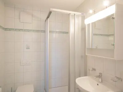 Ein Badezimmer in der Unterkunft Apartment Les Cîmes 4 by Interhome