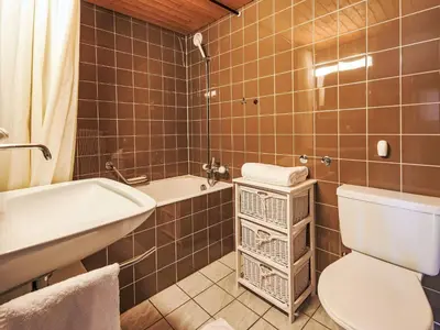 Ein Badezimmer in der Unterkunft Apartment Combire 210 by Interhome