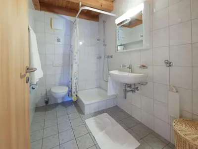 Ein Badezimmer in der Unterkunft Apartment Les Cîmes 8 by Interhome