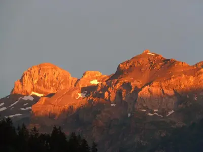 Ein allgemeiner Bergblick oder ein Berglick von der Ferienwohnung aus