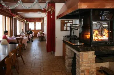 Ein Restaurant oder anderes Speiselokal in der Unterkunft Hôtel Garni Les Bouquetins