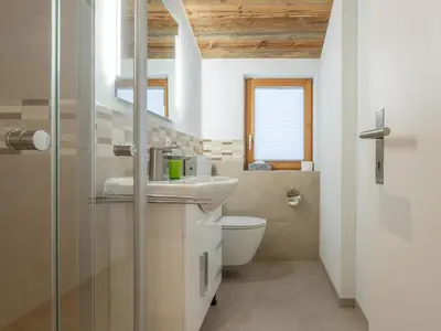 Ein Badezimmer in der Unterkunft Apartment Haus Alpenrose by Interhome