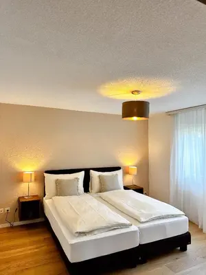 Ein Bett oder Betten in einem Zimmer der Unterkunft The Bluemlisalp, a private holiday flat with the lake of Thun view
