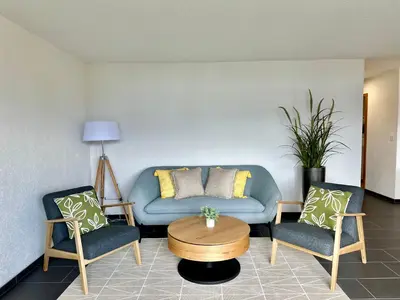 Ein Sitzbereich in der Unterkunft The Bluemlisalp, a private holiday flat with the lake of Thun view