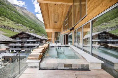 Ein allgemeiner Bergblick oder ein Berglick von des Aparthotels aus