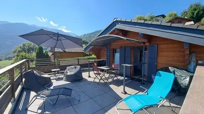 Ein allgemeiner Bergblick oder ein Berglick von of country house aus