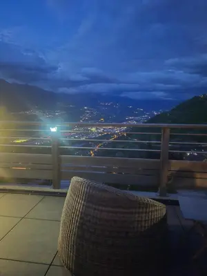Ein allgemeiner Bergblick oder ein Berglick von of country house aus