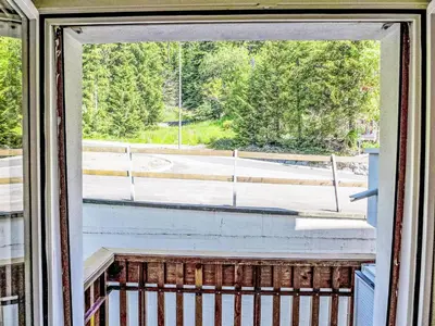 Ein Balkon oder eine Terrasse in der Unterkunft Apartment Les Arolles B12 by Interhome
