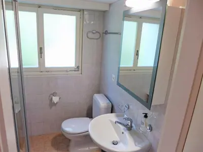 Ein Badezimmer in der Unterkunft Apartment Les Arolles B12 by Interhome