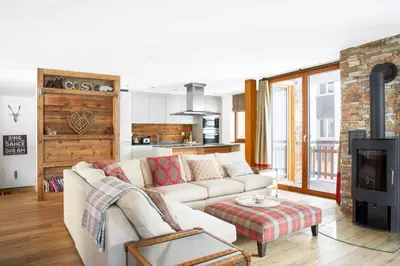 Ein Sitzbereich in der Unterkunft Sonnegg Lodge