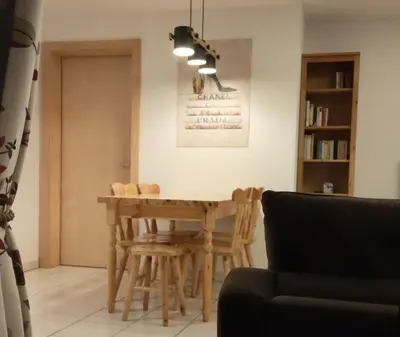 Ein Sitzbereich in der Unterkunft Studio au pied de la télécabine, SaastalCards Saas-Fee