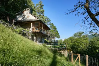 Das Gebäude in dem sich das Ferienhaus befindet