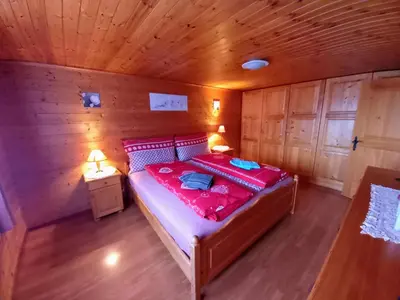 Ein Bett oder Betten in einem Zimmer der Unterkunft Wohnung mit schöner Sicht auf Bergpanorama und übers Tal