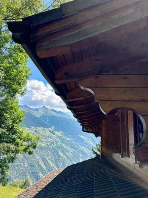 Ein allgemeiner Bergblick oder ein Berglick von des Chalets aus