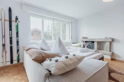 Ein Sitzbereich in der Unterkunft Cozy, calme, Ski-In et Ski-Out