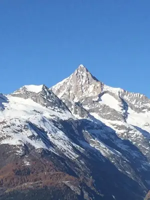 Ein allgemeiner Bergblick oder ein Berglick von des Hotels aus