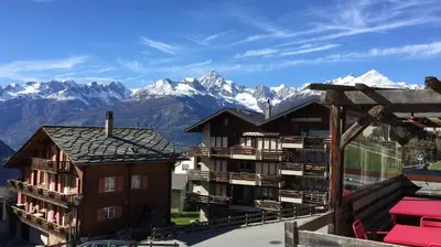 Ein allgemeiner Bergblick oder ein Berglick von des Hotels aus
