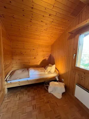 Ein Bett oder Betten in einem Zimmer der Unterkunft Family holiday Chalet S'Zähni