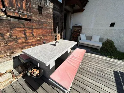 Ein Balkon oder eine Terrasse in der Unterkunft Cosy chalet - Renovated and charming