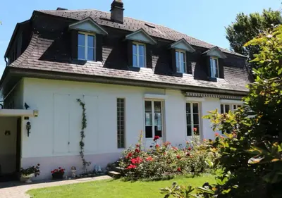 Ein Garten an der Unterkunft Wunderschöne Villa mit Privatstrand