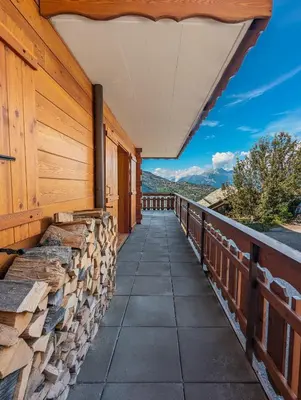 Ein Balkon oder eine Terrasse in der Unterkunft Paisible apt cheminée, terrasse, jardin, vue époustouflante