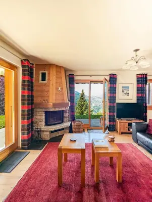 Ein Sitzbereich in der Unterkunft Paisible apt cheminée, terrasse, jardin, vue époustouflante