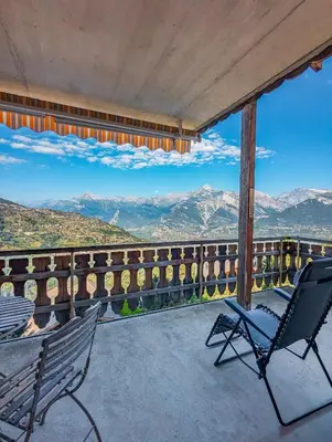 Ein allgemeiner Bergblick oder ein Berglick von der Ferienwohnung aus