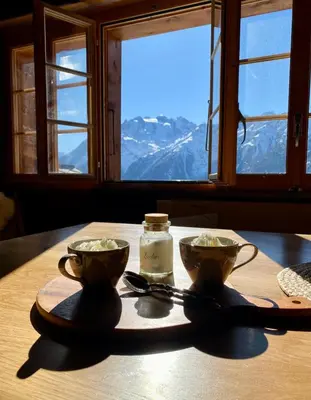 Ein allgemeiner Bergblick oder ein Berglick von der Ferienwohnung aus