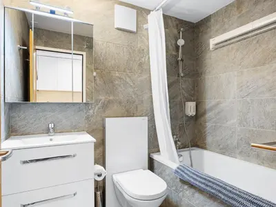 Ein Badezimmer in der Unterkunft Apartment Haus Rossignol B Apartment 2E by Interhome