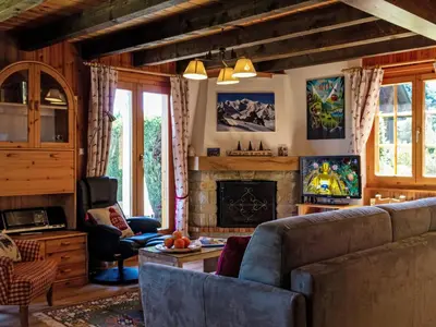 Ein Sitzbereich in der Unterkunft Chalet Mirabeau 6 by Interhome