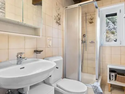 Ein Badezimmer in der Unterkunft Apartment Haus Bodmen B Apartment B 43 by Interhome
