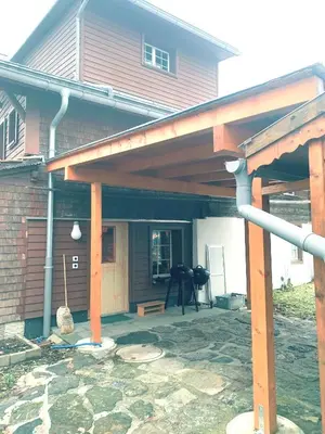 Das Gebäude in dem sich das Ferienhaus befindet