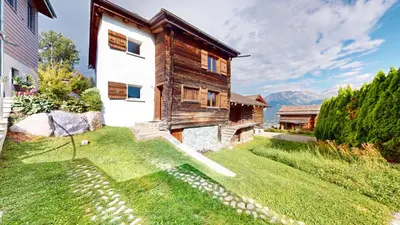 Ein allgemeiner Bergblick oder ein Berglick von des Chalets aus