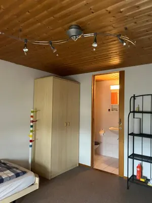 Ein Bett oder Betten in einem Zimmer der Unterkunft Quarto Privado em Einigen - Spiez