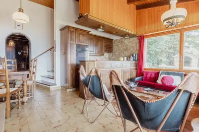 Ein Sitzbereich in der Unterkunft Magnifique chalet mitoyen avec vue sur les montagnes