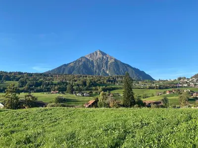 Ein allgemeiner Bergblick oder ein Berglick von der Ferienwohnung aus