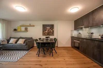 Küche/Küchenzeile in der Unterkunft Stylish Apt by Ski Bus, Train and Village Center
