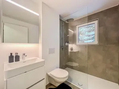 Ein Badezimmer in der Unterkunft Stylish Apt by Ski Bus, Train and Village Center