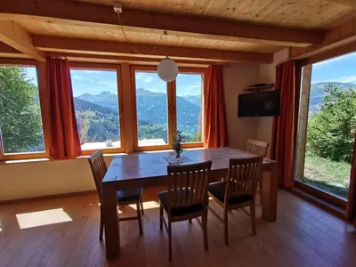 Ein allgemeiner Bergblick oder ein Berglick von des Ferienhauses aus