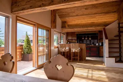 Ein Sitzbereich in der Unterkunft Modernes Chalet mit Sauna, Whirlpool und Bergblick