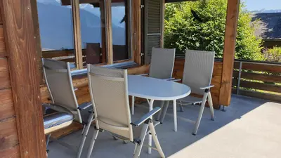 Ein Balkon oder eine Terrasse in der Unterkunft Chalet Hinkelstein in Beatenberg traumhafte Aussicht auf Eiger, Mönch & Jungfrau