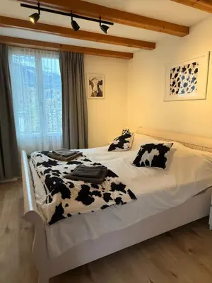 Ein Bett oder Betten in einem Zimmer der Unterkunft 3,5 Zimmer Wohnung Eigerblick zentral in Grindelwald