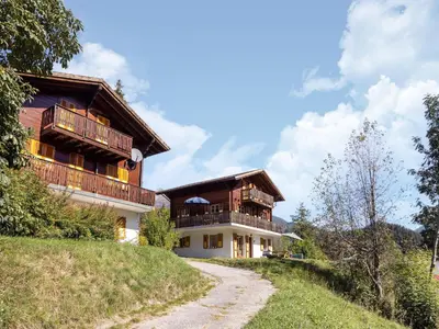 Das Gebäude in dem sich das Ferienhaus befindet