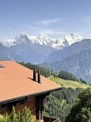 Ein allgemeiner Bergblick oder ein Berglick von der Villa aus
