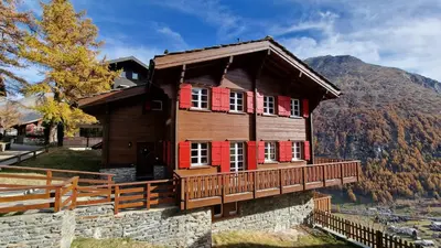 Ein allgemeiner Bergblick oder ein Berglick von des Chalets aus