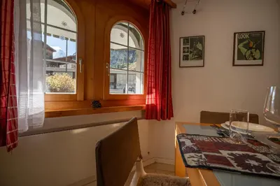 Ein Sitzbereich in der Unterkunft Charming Alpin Violett