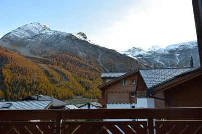 Ein allgemeiner Bergblick oder ein Berglick von der Ferienwohnung aus