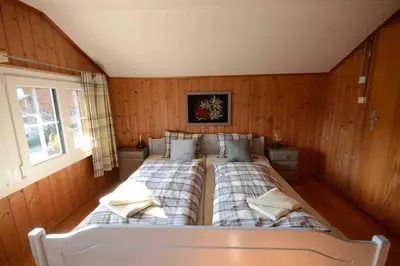 Ein Bett oder Betten in einem Zimmer der Unterkunft Swiss Traditional Chalet with Alpine Mtn View