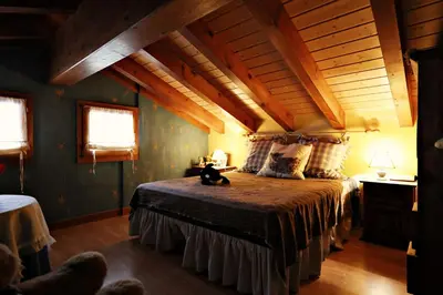 Ein Bett oder Betten in einem Zimmer der Unterkunft Chalet avec charme et vue à Crans-Montana