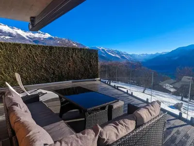 Ein allgemeiner Bergblick oder ein Berglick von der Villa aus